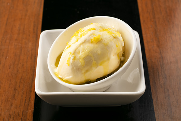 Vanilla ice cream with Lemon Kaoru salt and olive oil
