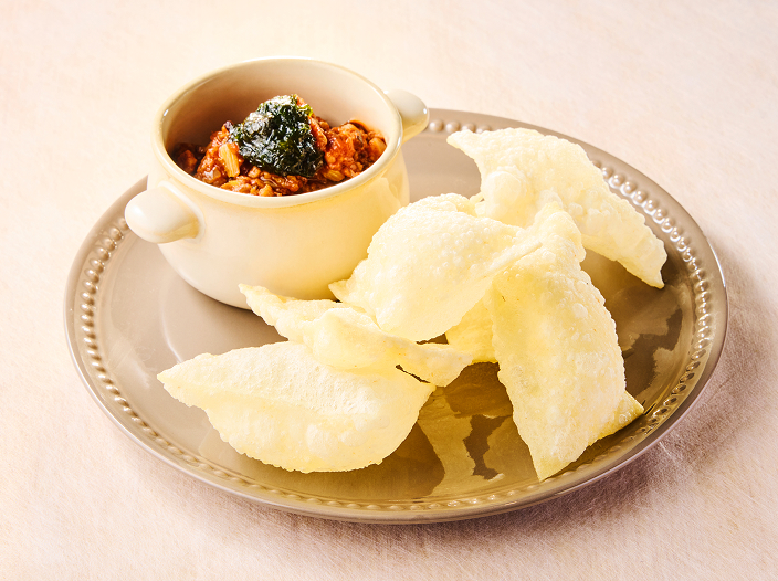 Rice flour crisps,Leverbread and fermented vegan meat sauce