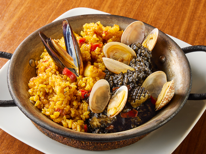 スペイン食堂の魚介 イカ墨の合い盛りパエリア