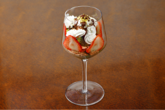 ドバイチョコレートムースとイチゴのデザート