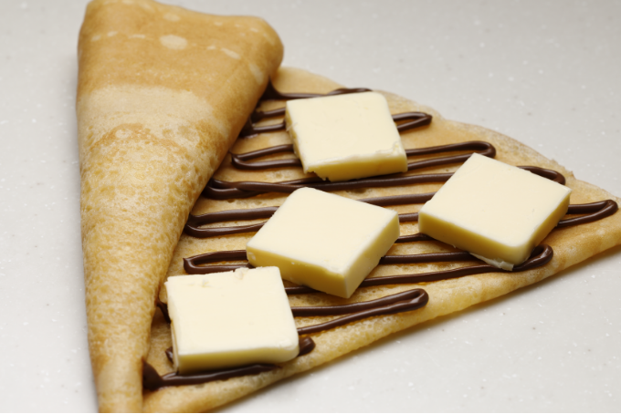 フランス産AOPバターとチョコレートナッツペーストのヌテラのクレープ