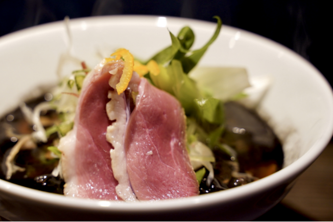 あいち鴨モモ肉を使った冷たい鴨そば -特製炭薫る冷たい鴨出汁で-