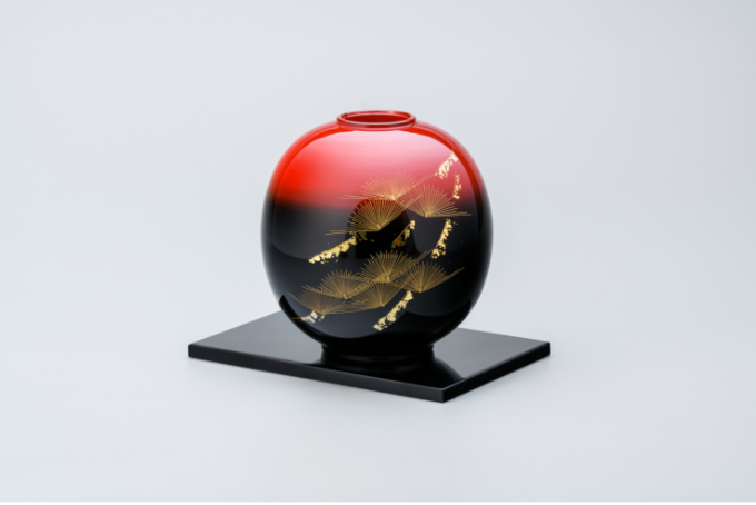 輪島塗球型花器雅松沈金（台付）