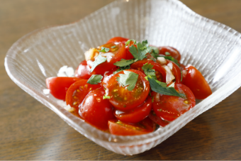 スプーンでドレッシングごと食べるオスミックトマトのサラダ