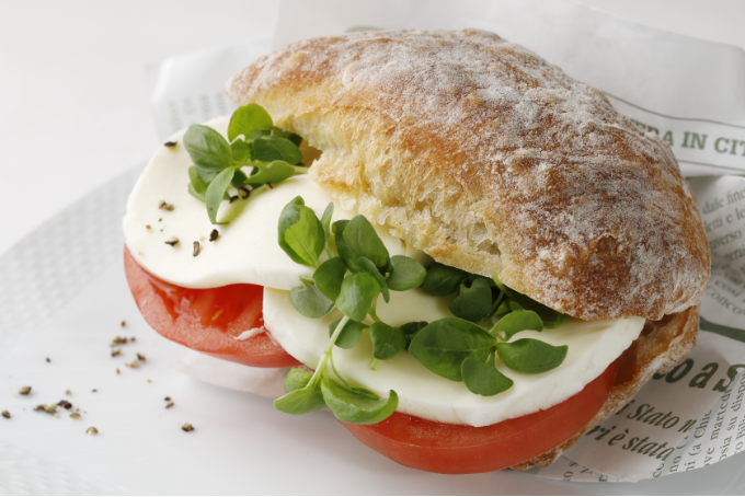 モッツァレラチーズとトマトのパニーニ