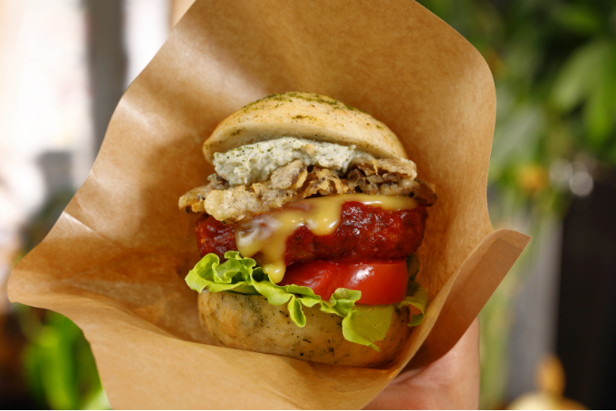 ヴィーガン&グルテンフリーバーガー 〜八女の新茶バンズとウェールズ紅茶のソース～  