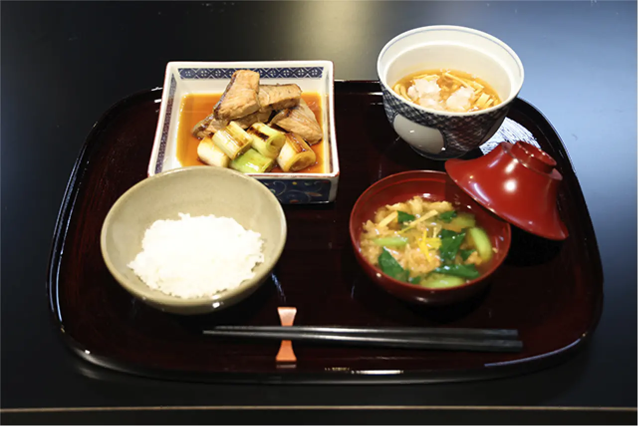 お盆に乗った食事
