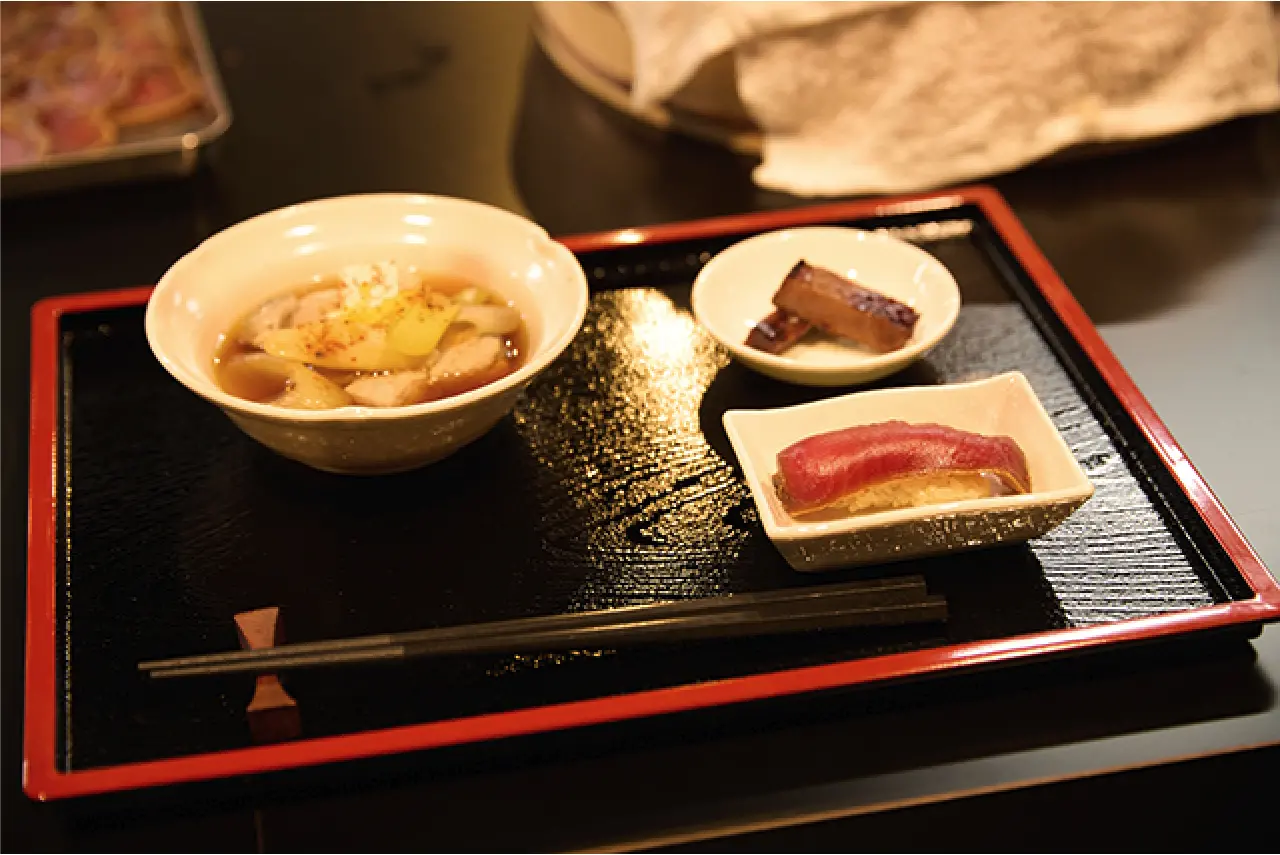 お盆に乗った食事