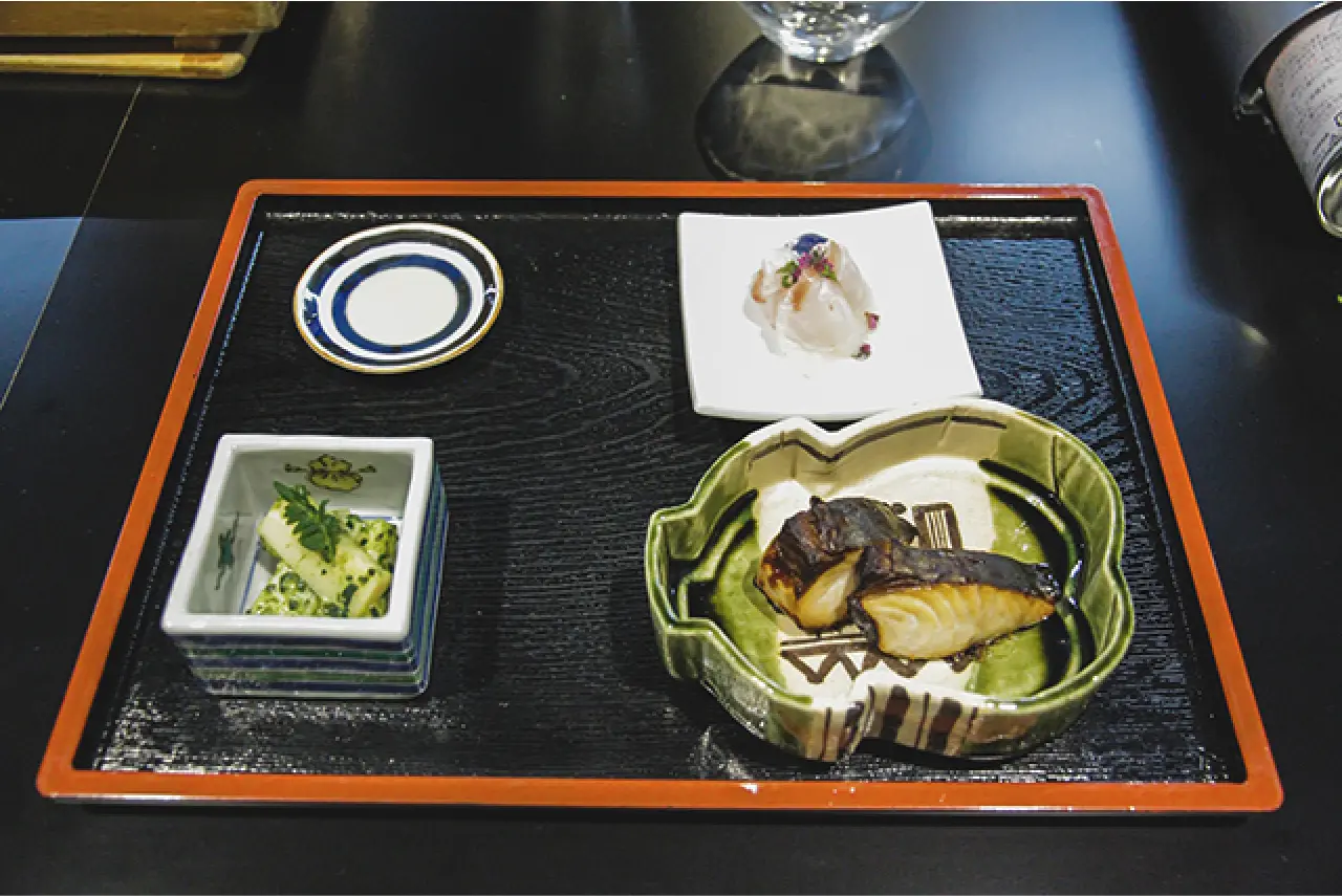 お盆に乗った食事