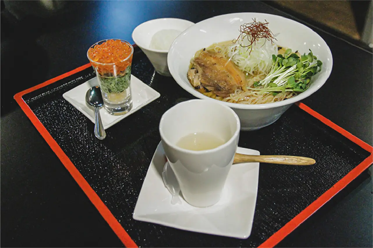 お盆に乗ったラーメン